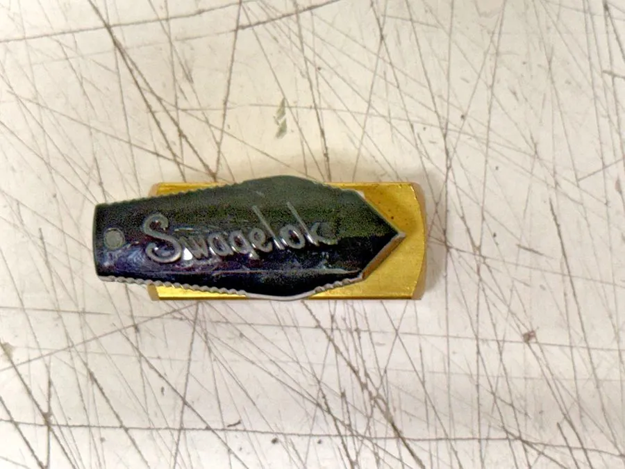 Клапан Swagelok B-2P4T4 Brass Quarter-Turn Instrument Plug Valve FNSP