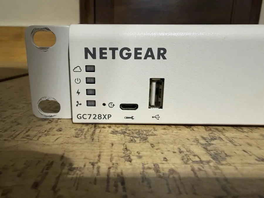 Коммутатор NETGEAR Smart Cloud Insight Managed Switch GC728XP Gigabit Ethernet P — фото лота 1