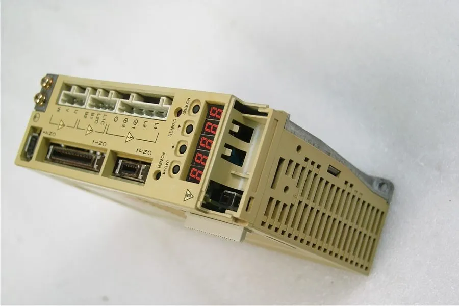 Сервопривод Yaskawa KCC-REM-Yec-SGDH02AE1-004 200V Servopack SGDH-02AE