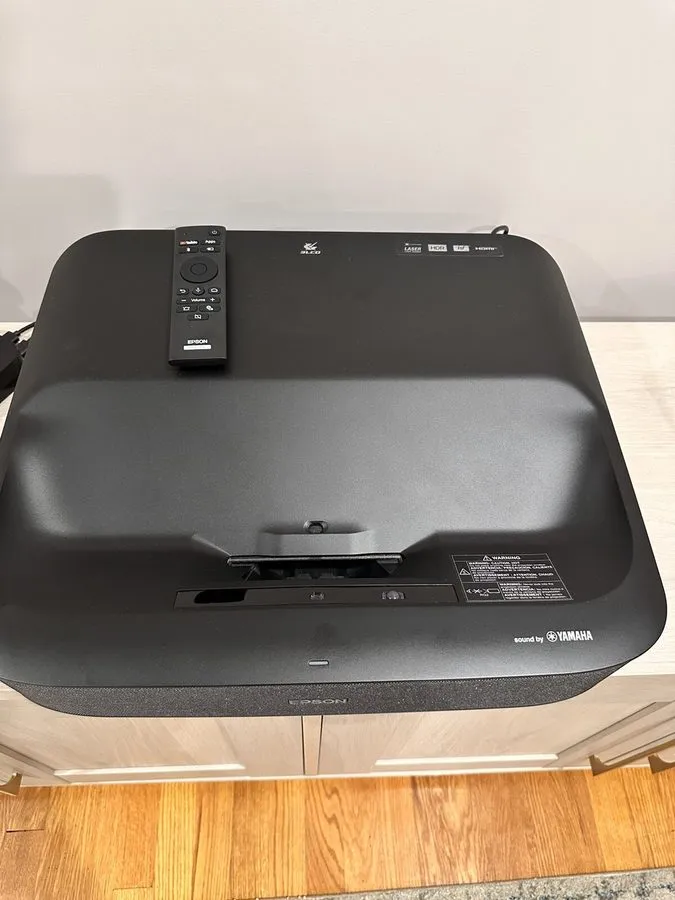 Проектор Epson V11HA07120 EpiqVision Ultra LS300 Smart Streaming Laser Projector — фото лота 1