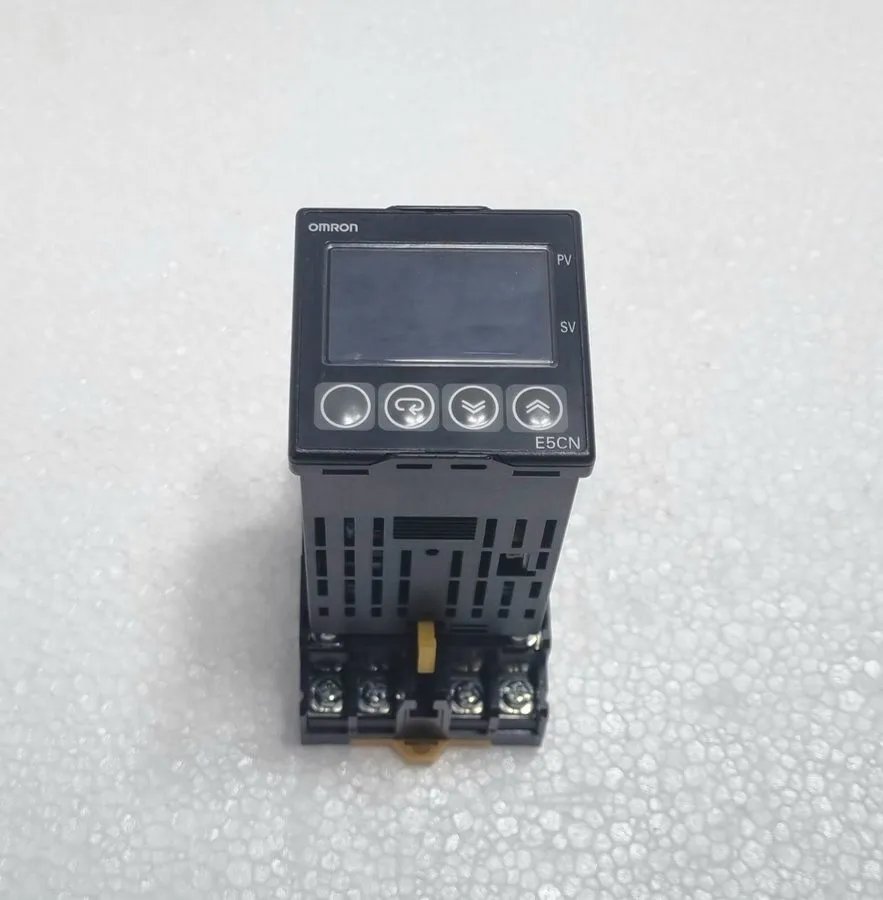 Датчик температуры OMRON E5CN-Q2TDU TEMPERATURE CONTROLLER 100-240VAC. with P2CF