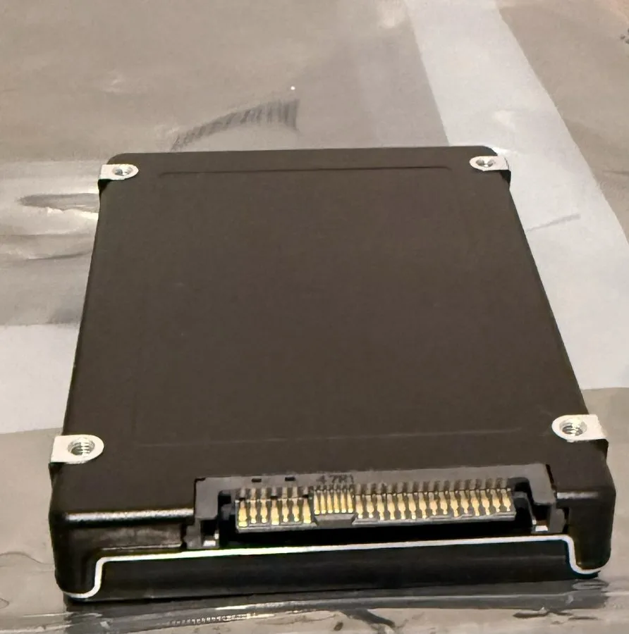 Сервер Samsung PM1743 (MZ-WLO7T60) 7.68TB 2.5in NVMe PCIe Internal Server SSD — фото лота 2