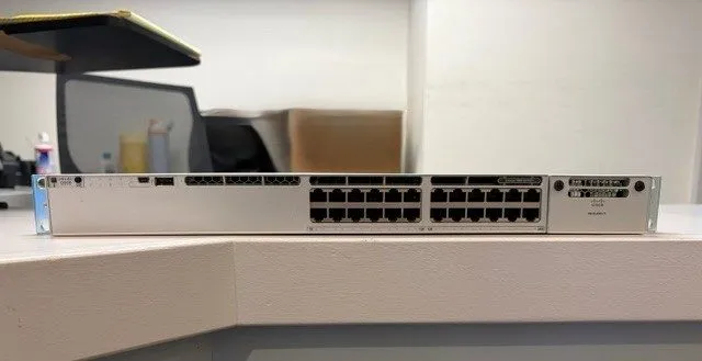 Коммутатор C9300-24P-E Cisco Catalyst 24-Ports Rack-Mountable Ethernet Switch