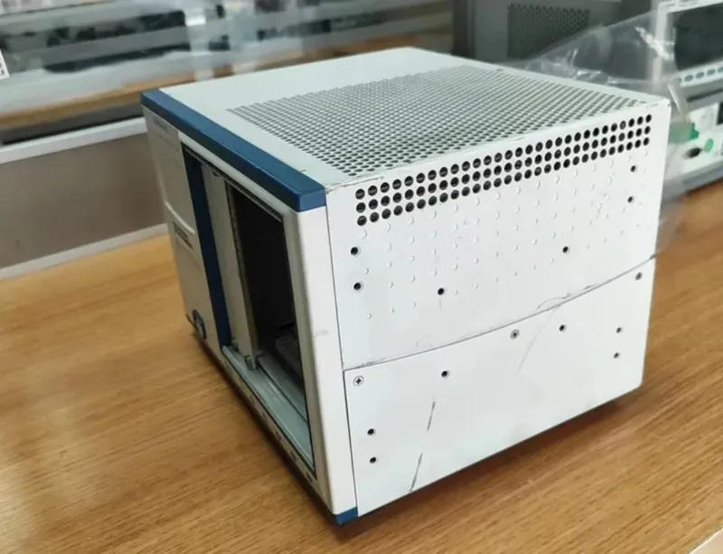 Шасси National Instruments PXIe-1073 PXI Express Chassis Mainframe, 5-Slot