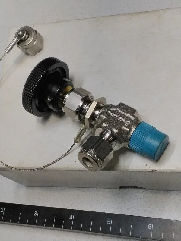 Клапан Swagelok SS-1VM4-S4-A Integral Bonnet Angle-Pattern Needle Valve FNSP — фото лота 1