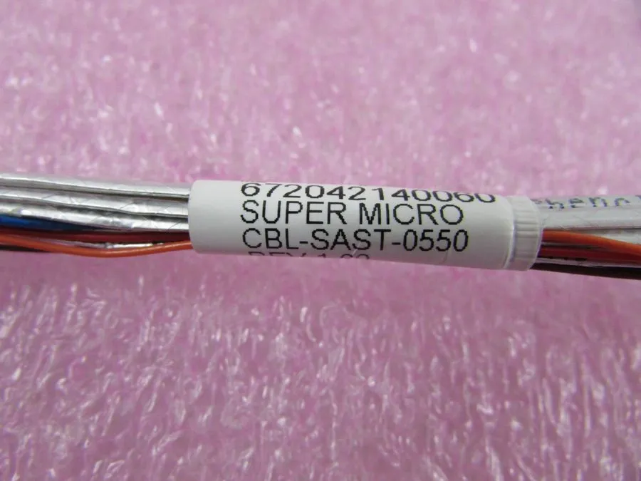 Кабель SUPERMICRO CBL-SAST-0550 25CM MINI-SAS HD to MINI-SAS CABLE — фото лота 1