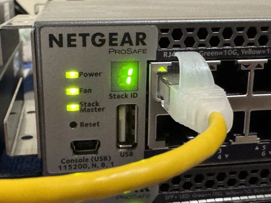 Коммутатор Netgear M4300-24X 24 Port 10G Managed Switch (XSM4324CS-100NES)