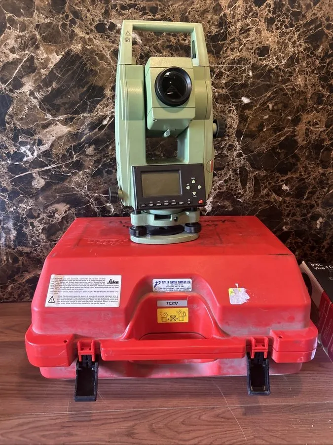 Тахеометр Leica TC307 Total Station Surveying Instrument Battery Charger Case