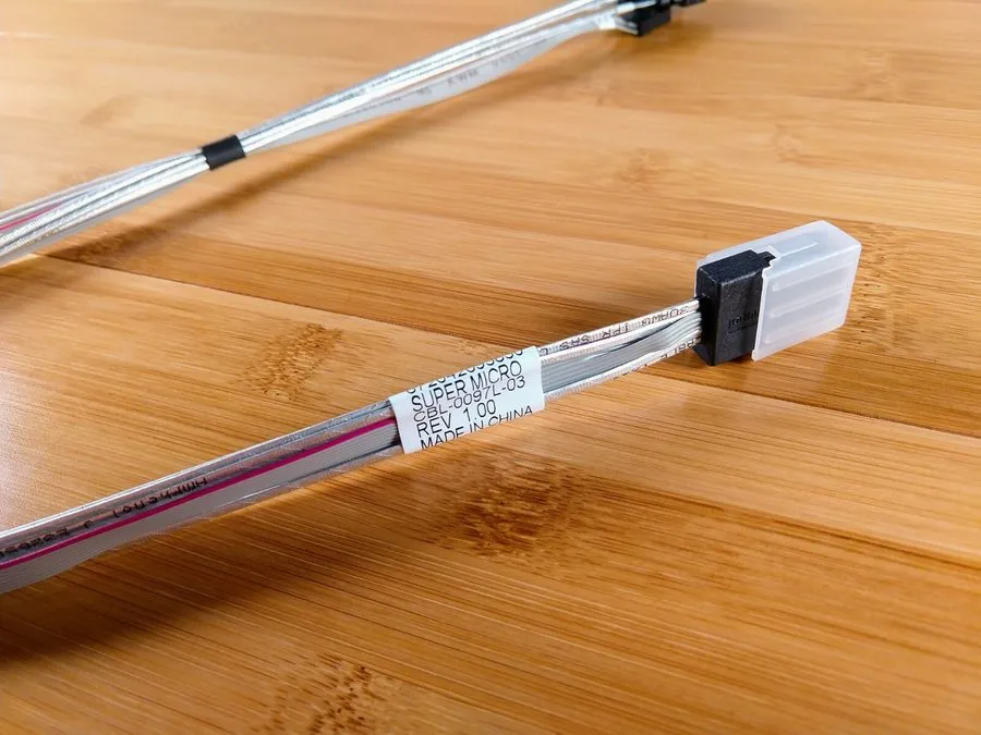 Кабель Supermicro CBL-0278L 34/44/54/64cm SFF-8087 to 4x SATA right angle + side
