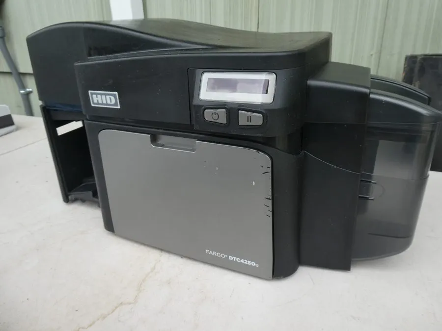 Принтер этикеток HID Fargo DTC4250e ID Card Printer & Encoder Fair Condition — фото лота 2