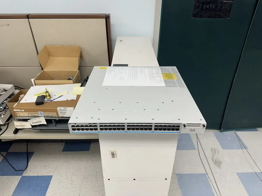 Коммутатор Cisco C9300-48UN-E 48-Port UPOE 5Gbps Catalyst 9300 Switch