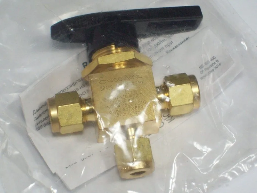 Клапан Swagelok B-43XS4 Brass 40 Series 3-Way Ball Valve FNSP