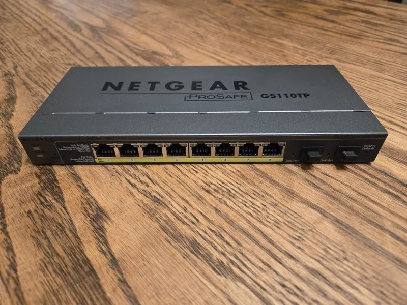 Коммутатор NETGEAR GS110TPv3 8 Port Gigabit PoE+ Ethernet Smart Switch 2 SFP GS1