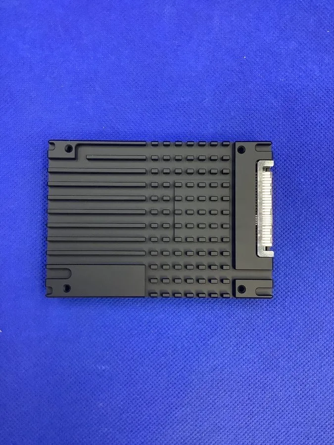 SSD-накопитель Micron MTFDHAL7T6TDP 9300 PRO 7.68TB PCIe Gen3.0 x4 NVMe 2.5" U.2