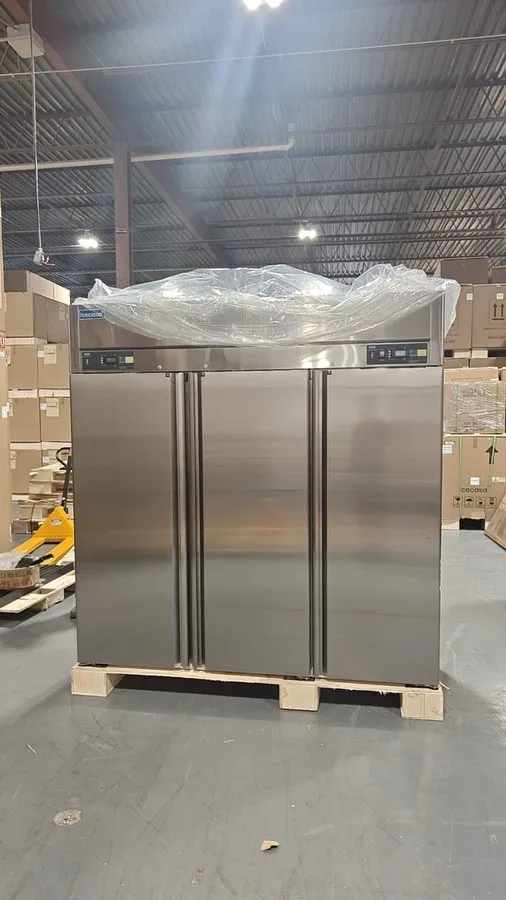 Холодильный шкаф 26.8 Cu.Ft 3-Door Commercial Refrigerator, LED Lightbox & 12 Sh