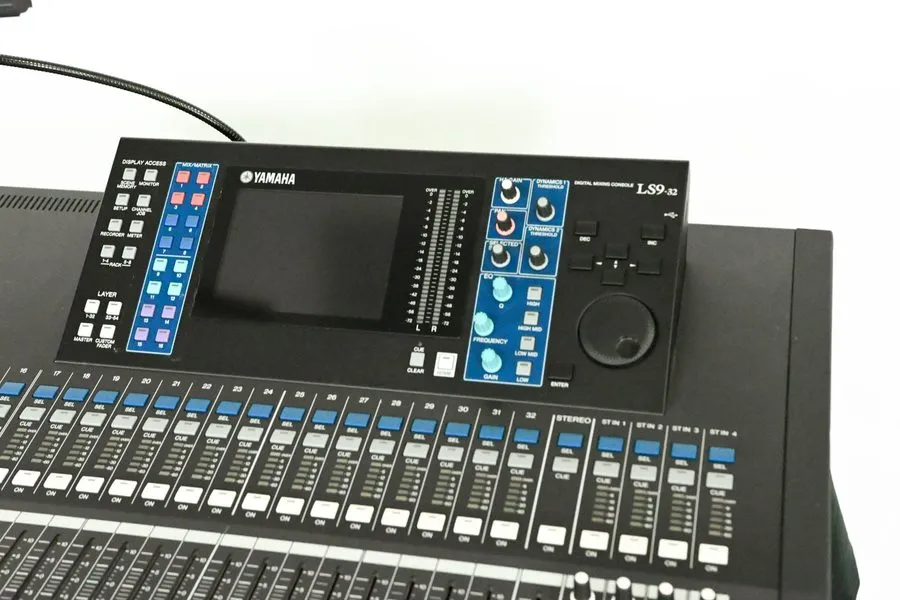 Микшерный пульт Yamaha LS9-32 32-Input Digital Mixing Console CG01VLQ