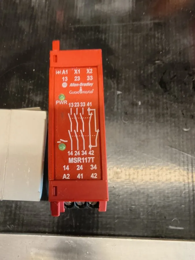 Реле безопасности Allen-Bradley 440R-B23211 Safety Relay 24V AC/DC Model MSR117T