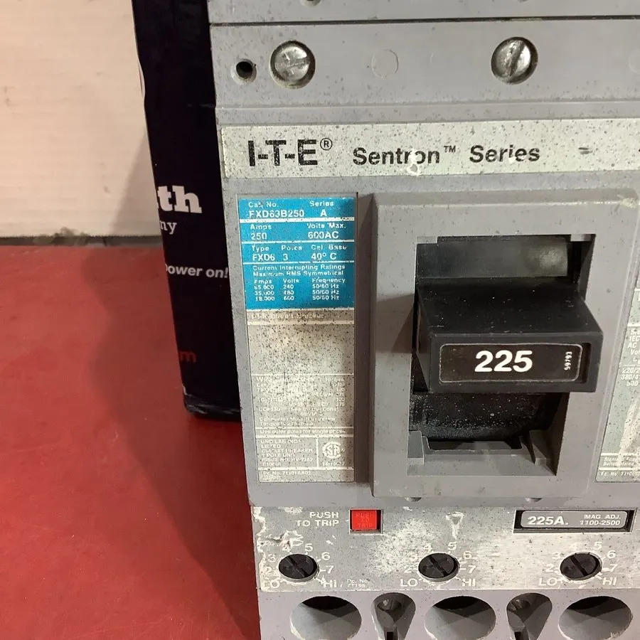 Автоматический выключатель I-T-E Siemens Sentron FXD63B225 225A 3 Pole 600VAC Ci