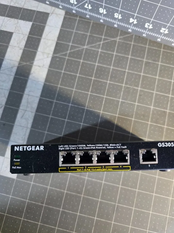 Коммутатор NETGEAR GS305P 5-Port Gigabit Ethernet PoE + Unmanaged Switch (63W)