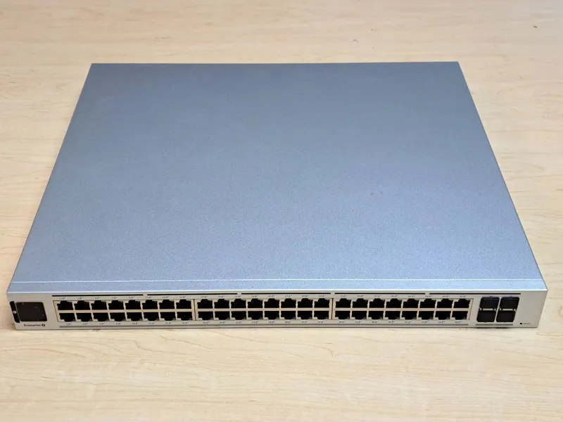 Коммутатор Ubiquiti UniFi USW-Enterprise-48-PoE 48-Port 2.5GbE 720W PoE+ Switch — фото лота 1