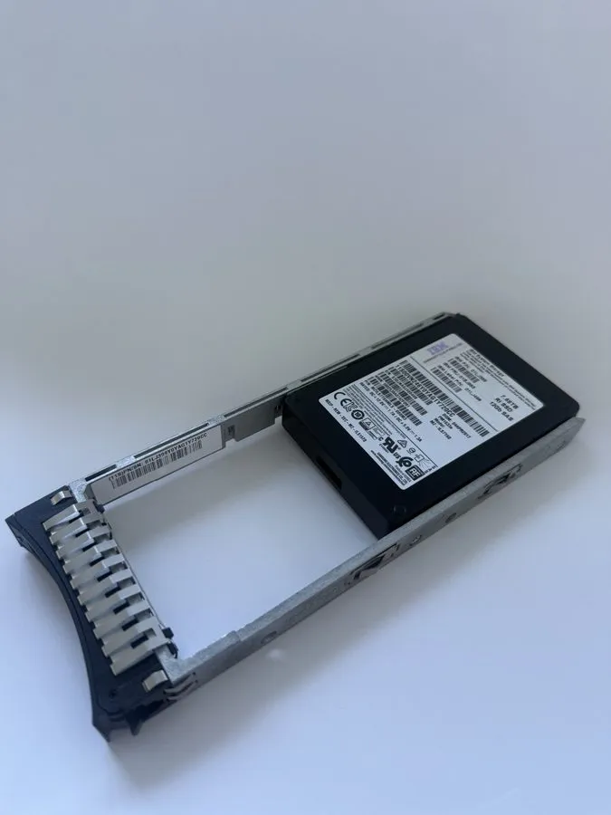 SSD-накопитель IBM 01LJ399 01EJ993 KPM512UG7T68 7.68T 12Gb/s 2.5" V7000 G2 SAS R — фото лота 1