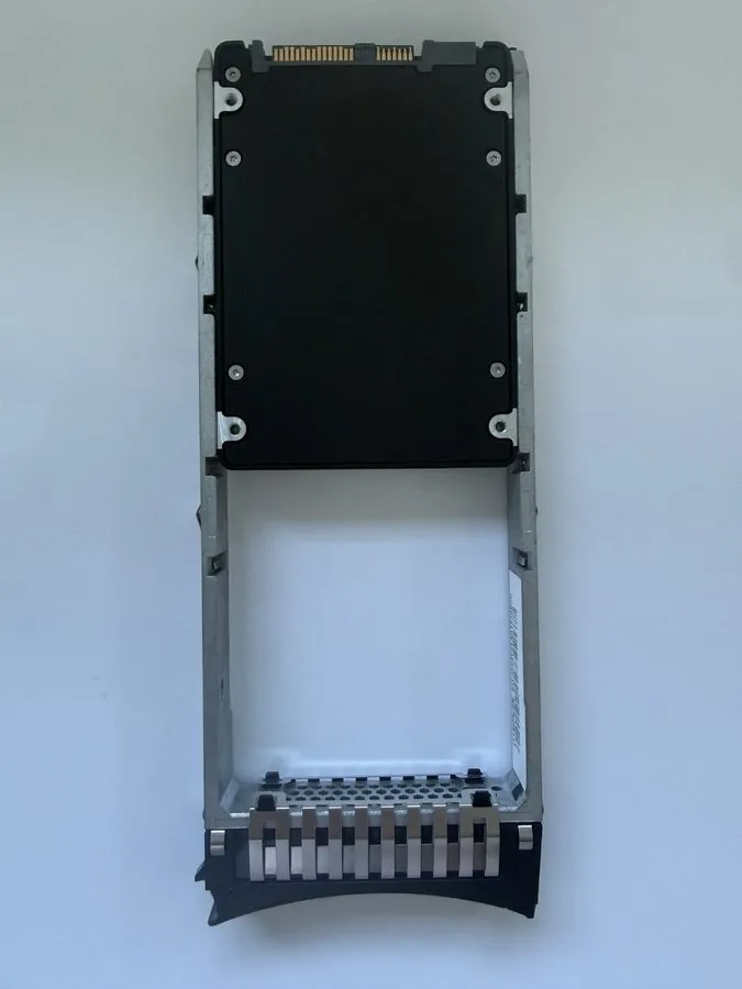 SSD-накопитель IBM 01LJ399 01EJ993 KPM512UG7T68 7.68T 12Gb/s 2.5" V7000 G2 SAS R — фото лота 3