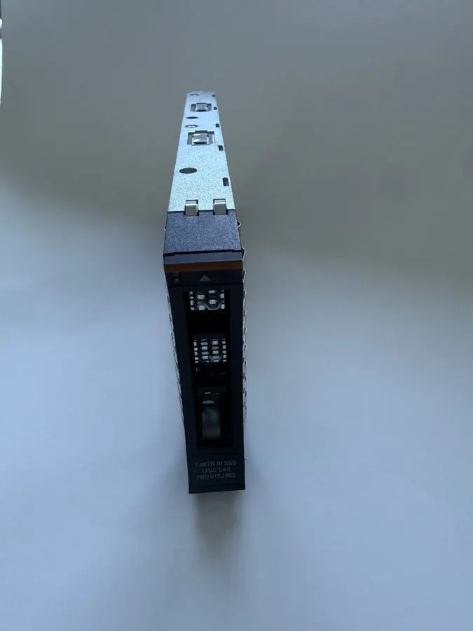 SSD-накопитель IBM 01LJ399 01EJ993 KPM512UG7T68 7.68T 12Gb/s 2.5" V7000 G2 SAS R — фото лота 4