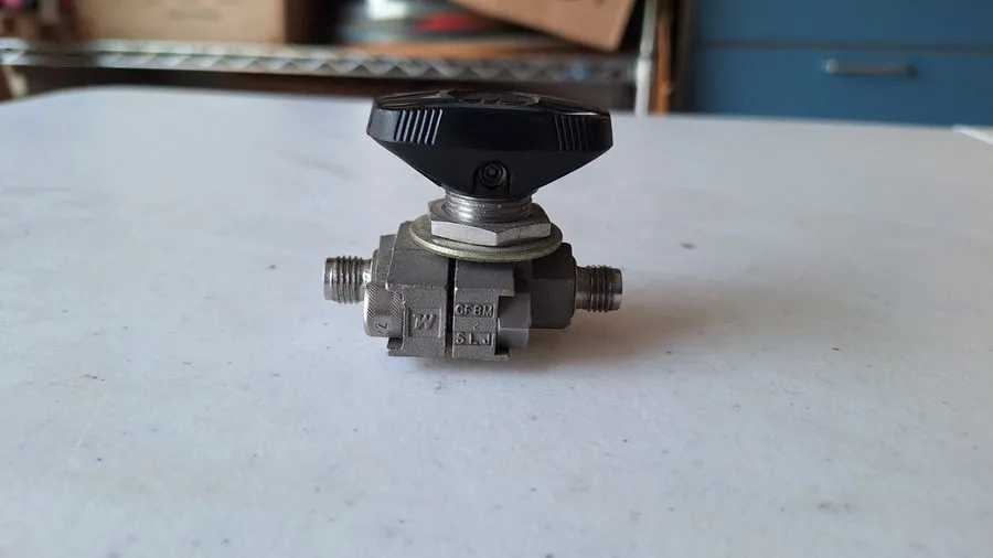 Клапан BOX OF 2 SWAGELOK SS-33VS4 STAINLESS STEEL VALVE 1/4"