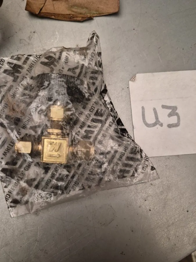Клапан Swagelok B-1VS4 Brass Integral Bonnet Needle Valve FNSP — фото лота 2