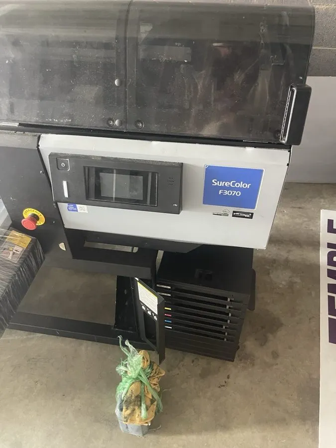 Принтер Epson SureColor F3070 industrial direct-to-garment (DTG) printer