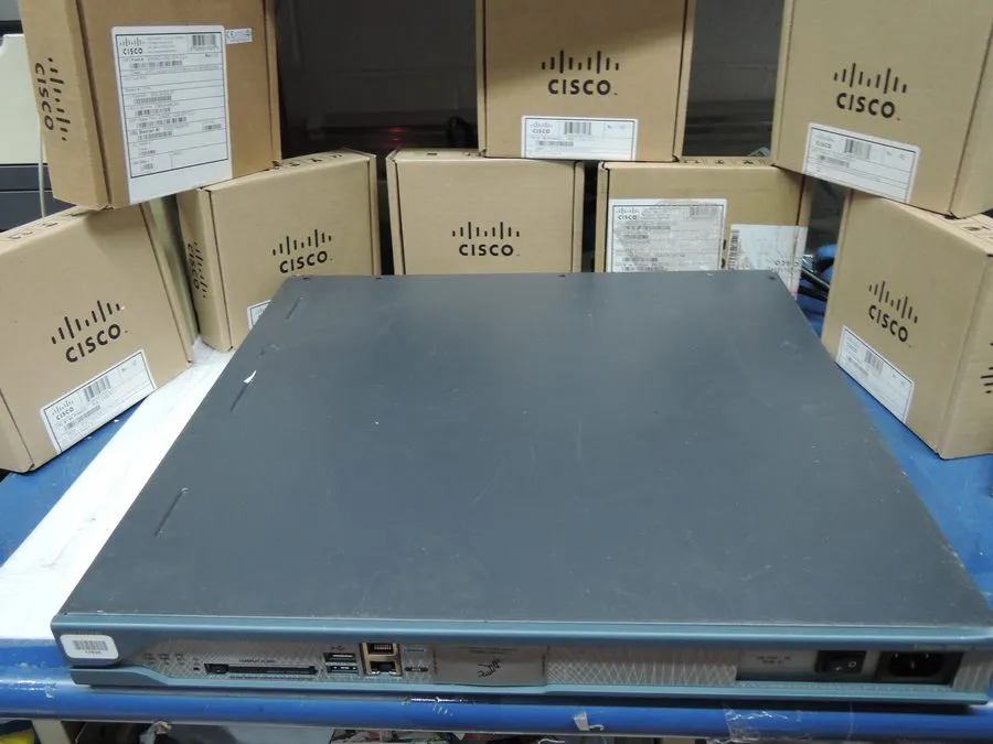 Маршрутизатор CISCO2811-HSEC/K9 2811 Security Router FACE PLATE BROKEN. ( No ret