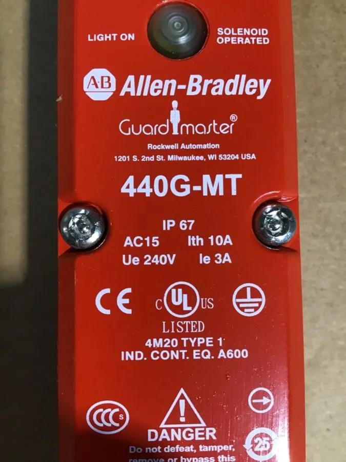 Реле безопасности ALLEN BRADLEY GUARDMASTER SAFETY INTERLOCK SWITCH 440G-MT47048