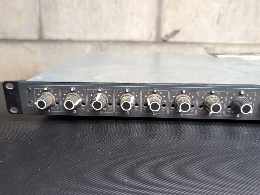 Микшерный пульт Shure SCM800 Rackmount Professional 8 Channel Microphone Mixer — фото лота 2