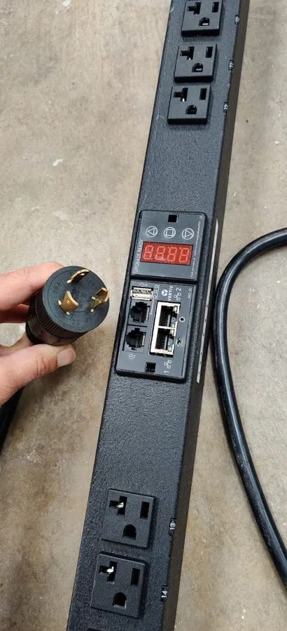 Блок розеток PDU Vertiv Geist VP8930 Upgradeable Rack Mount PDU 24 Outlets 120V — фото лота 1