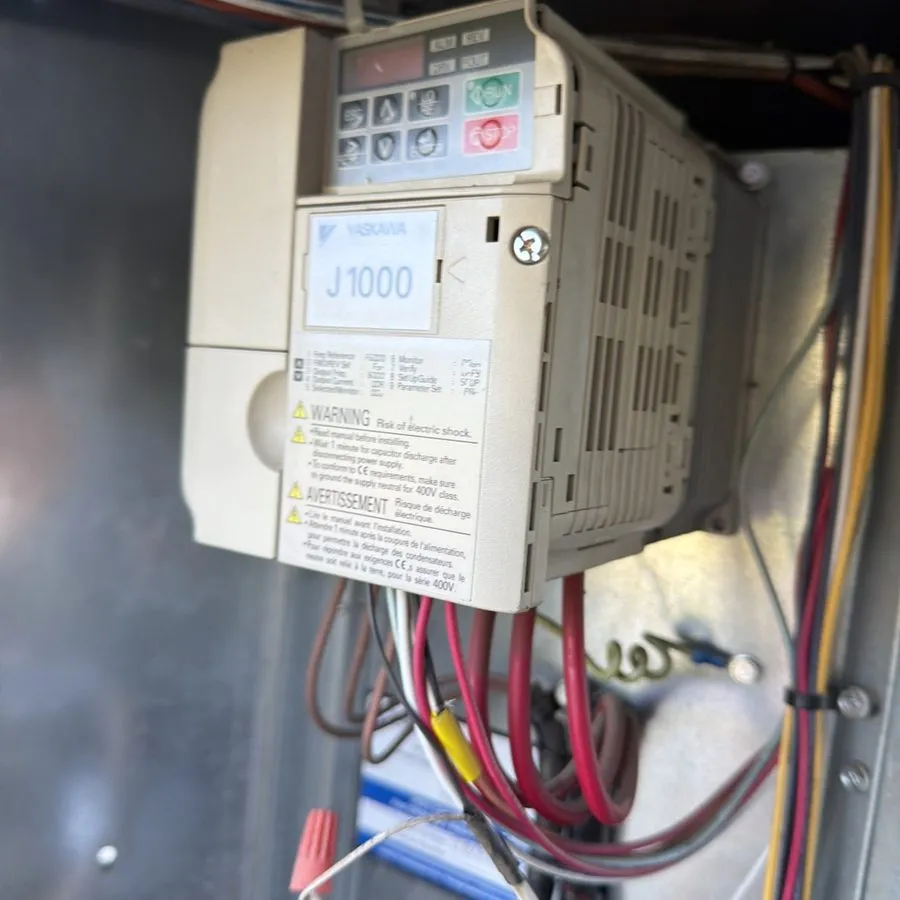 Частотный преобразователь Yaskawa inverter J1000 CIMR-JB2A0006BBA 220V 0.75KW — фото лота 1