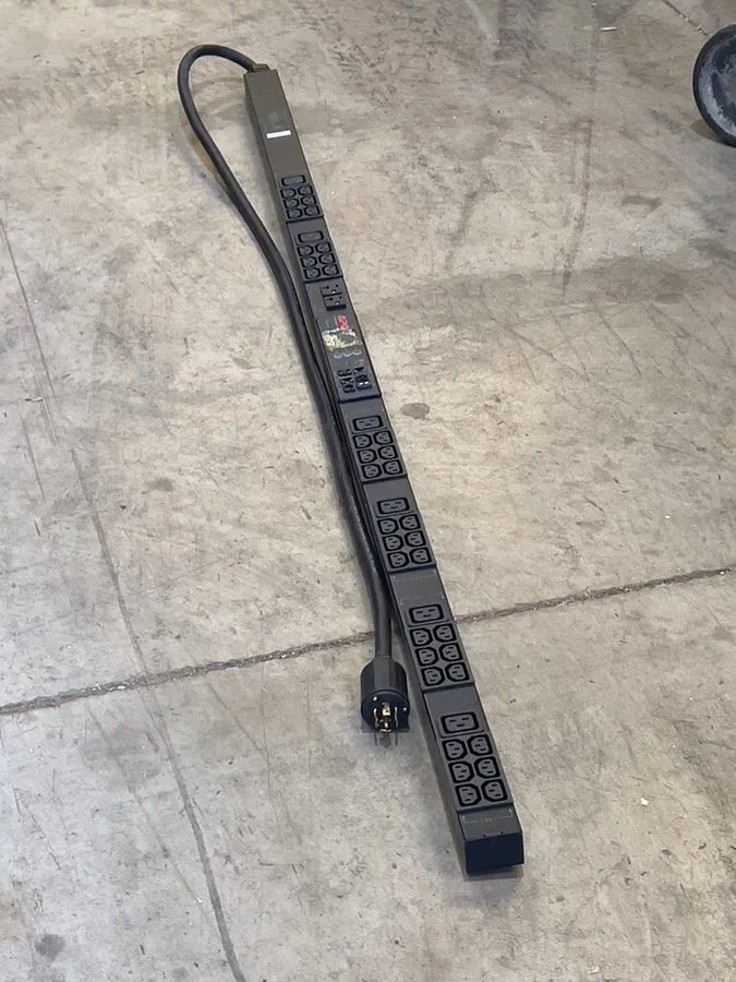 Блок розеток PDU APC AP8861 Metered Rack PDU 0U 5.7kW 208V 36x C13 6x C19 2x 5-2