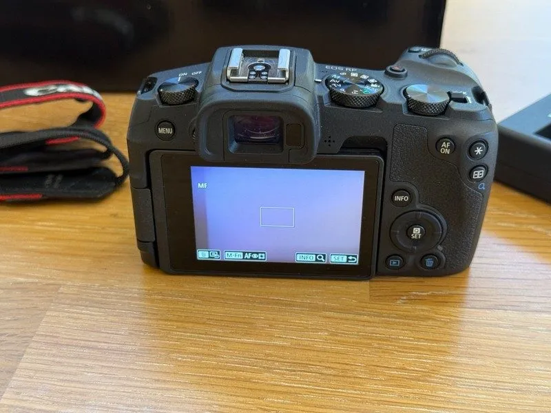 Фотокамера Canon EOS RP Mirrorless Digital Camera (3380C002) + Canon RF 24-70mm  — фото лота 2