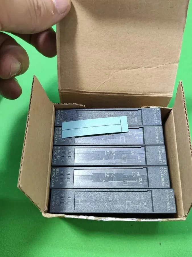 Модуль ввода-вывода 6ES7132-4BD02-0AA0 Siemens ET 200S Digital Output 24 V DC / 