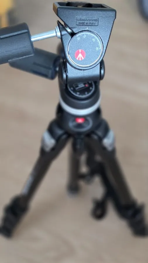 Оборудование видеонаблюдения Manfrotto 190MF4 Magfiber Carbon Fiber Tripod & 303 — фото лота 1