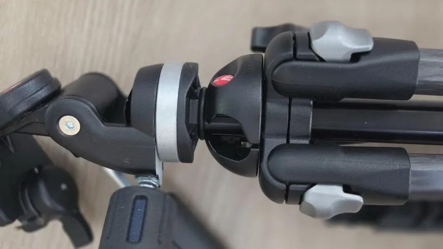 Оборудование видеонаблюдения Manfrotto 190MF4 Magfiber Carbon Fiber Tripod & 303 — фото лота 2
