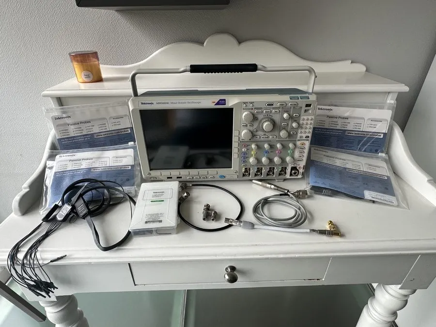 Осциллограф TEKTRONIX, MDO4024C mixed domain oscilloscope with a bandwidth of 20