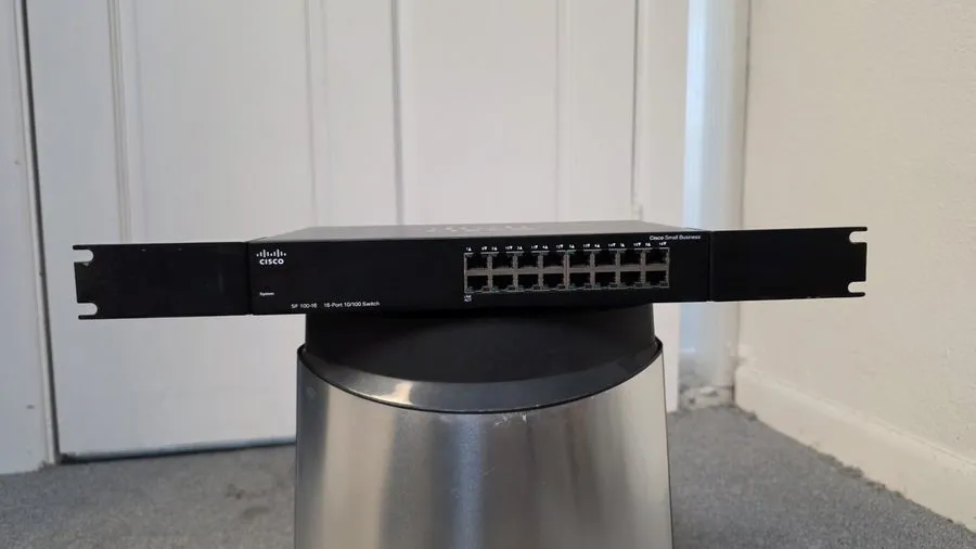 Коммутатор Cisco SF100-16 V02 16-Port RJ-45 10/100 Unmanaged FE Switch