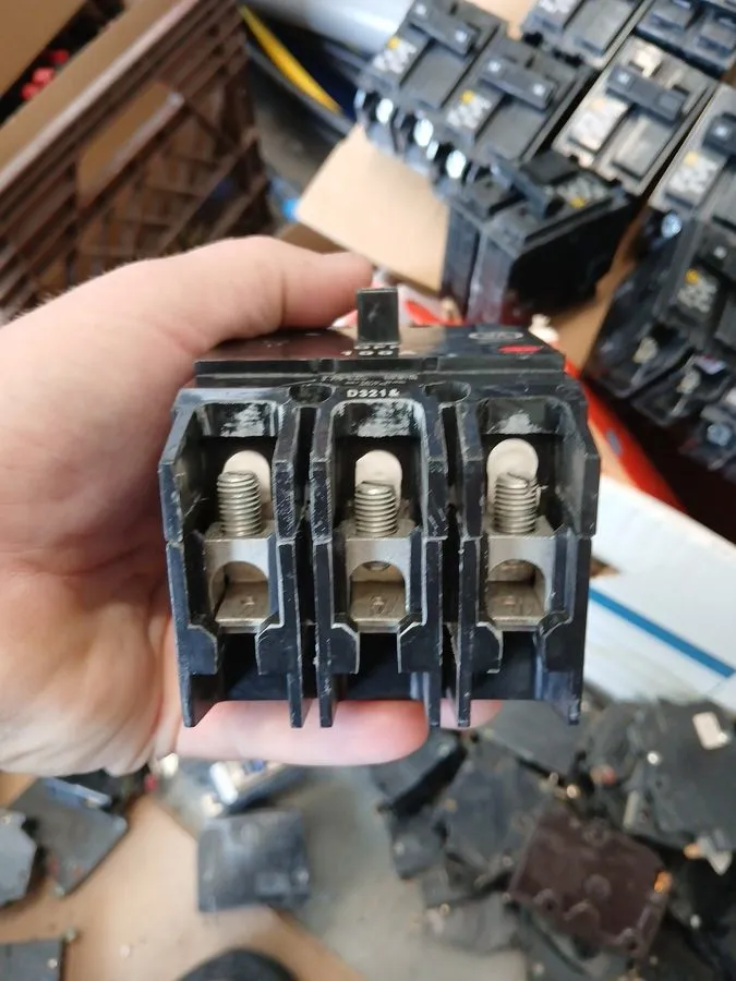 Автоматический выключатель GE General Electric 100A Circuit Breaker, 3-Pole, 480