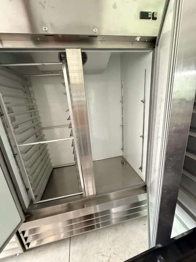 Морозильный шкаф Avantco A-49F-HC 54" Solid Door Reach-In Freezer — фото лота 1
