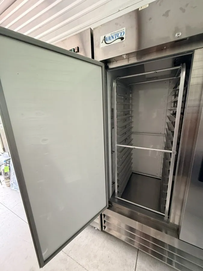 Морозильный шкаф Avantco A-49F-HC 54" Solid Door Reach-In Freezer — фото лота 2