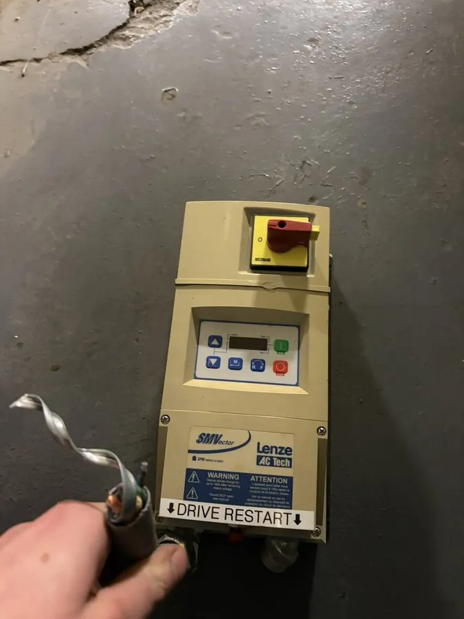 Частотный преобразователь LENZE .5 HP AC DRIVE 480 VAC IN 60 Hz IN 460 VAC OUT 5