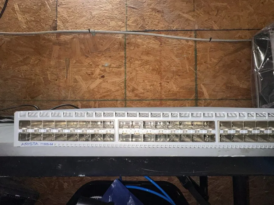 Коммутатор Arista DCS-7150S-64 48-Port 10GbE SFP+ 4x40GbE QSFP+ Switch Powers On — фото лота 2