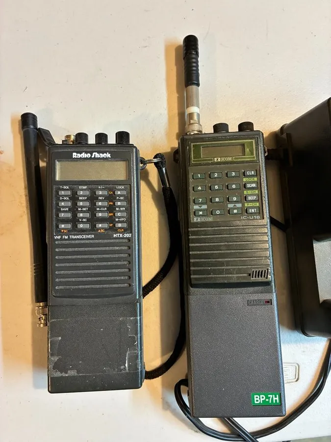 Радиостанция VHF/UHF Radio Shack HTX-202 & Icom U-16 Package