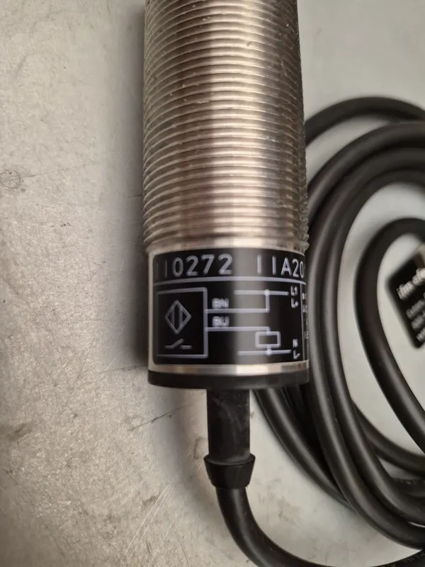Датчик приближения ifm Electric 110272 Inductive Proximity Sensor 11A2010-AB0A — фото лота 1
