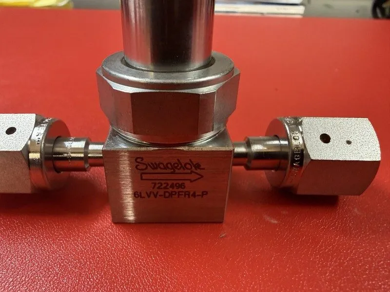 Клапан Swagelok 6LVV-DPFR4-P Diaphragm Valve 1/4" FVCR Stainless Steel